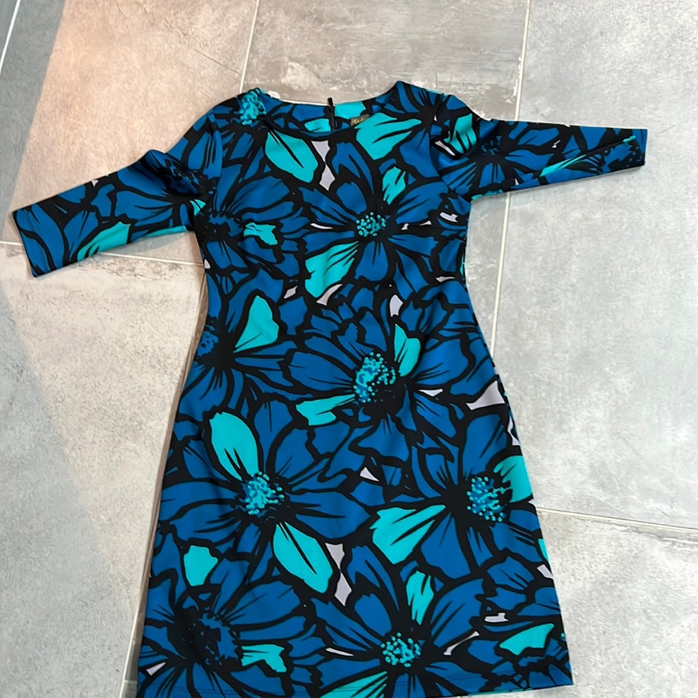 Super comfy dress for work or even just top screen! Colors are vibrant!
